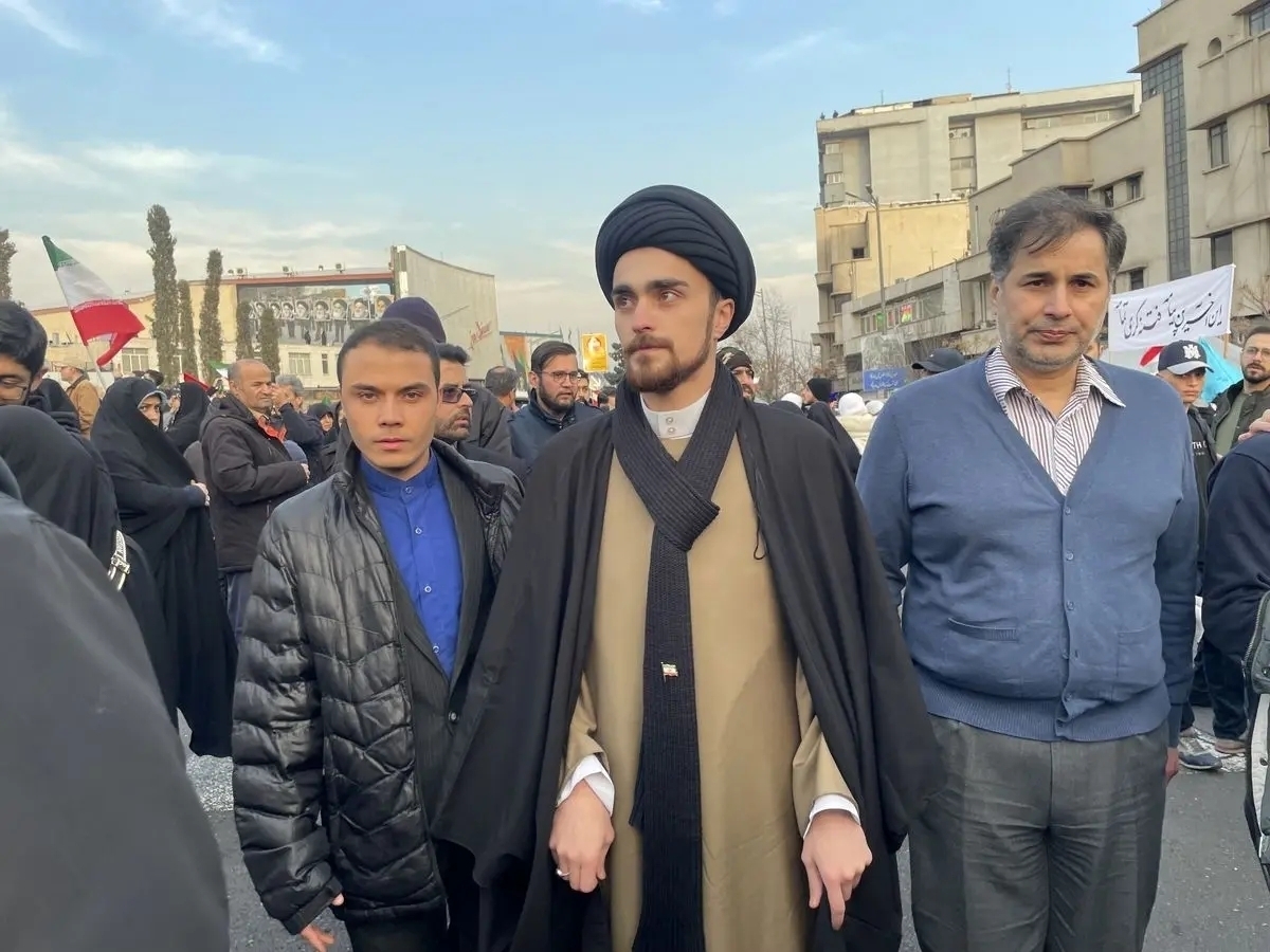 تصویری عجیب از احمد خمینی امشب در میدان انقلاب تهران+ عکس