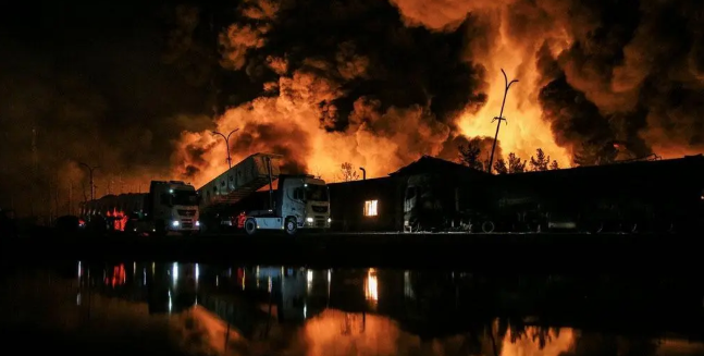 تصاویر آخرالزمانی از آتش سوزی انبار نفت شهران+ عکس