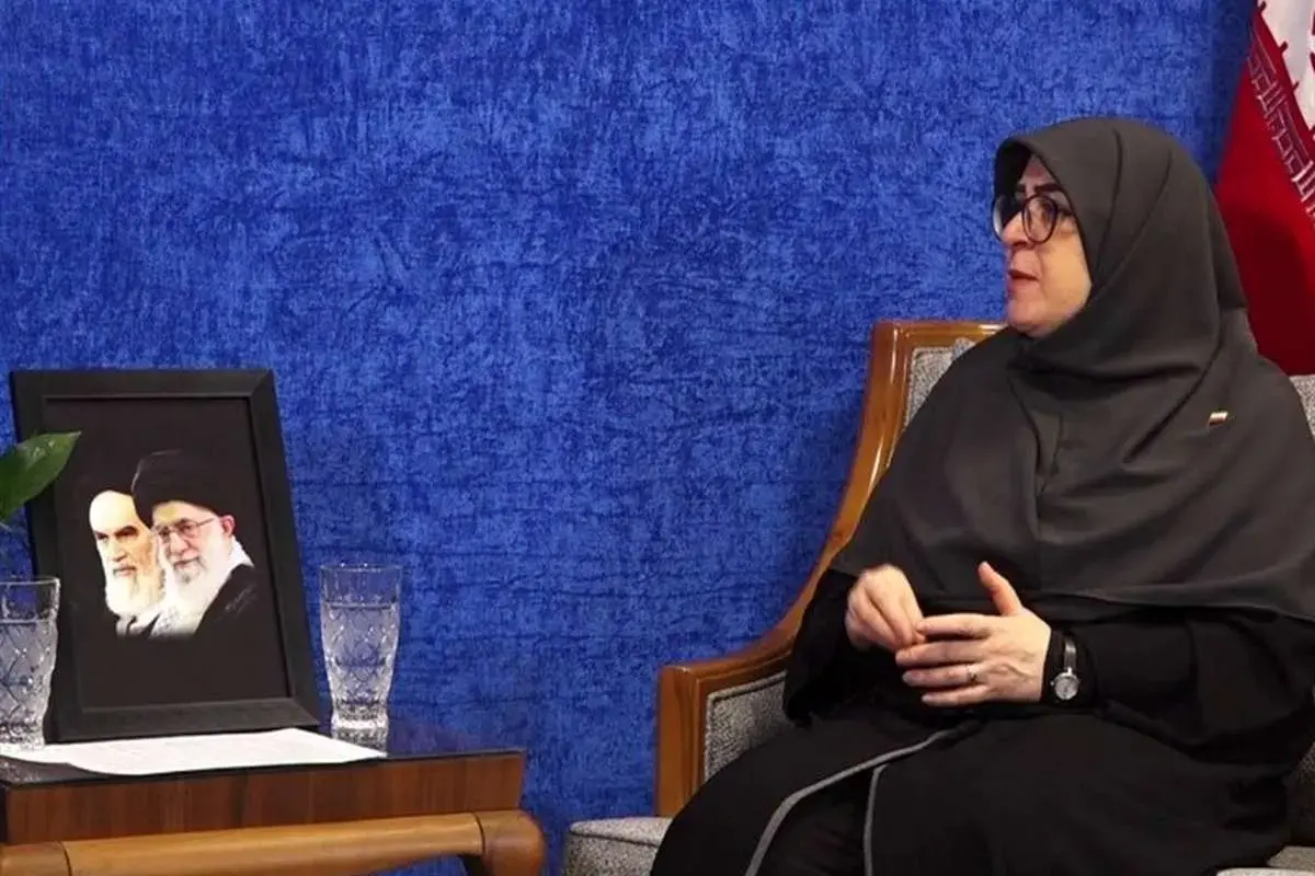 سخنگوی دولت بر سر مزار شهدای مدرسه میناب+ عکس