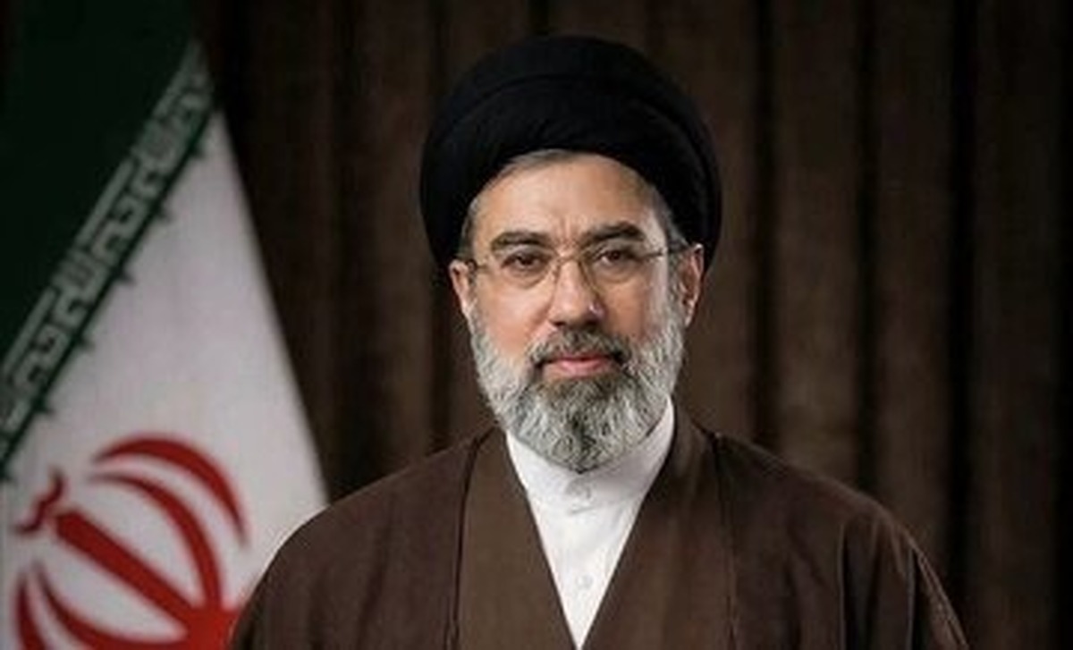 آیت‌الله سید مجتبی خامنه ای در آغوش سردار سلیمانی + عکس