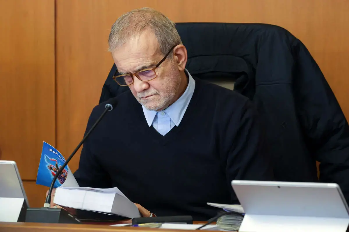 حضور متفاوت و غافلگیرکننده پزشکیان در راهپیمایی امروز+ فیلم