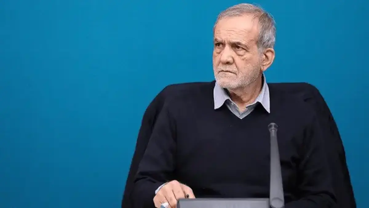 تصویر جالب پزشکیان در حال موتورسواری در راهپیمایی امروز