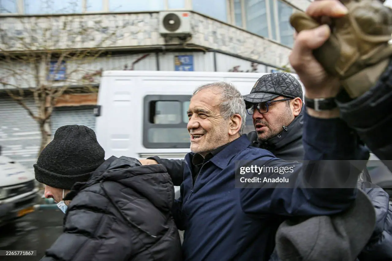 تصویر جالب پزشکیان در حال موتورسواری در راهپیمایی امروز