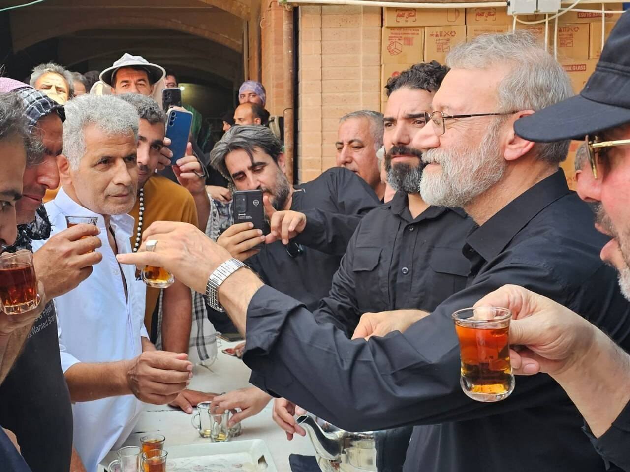 تصویری متفاوت از شهید لاریجانی در نجف/ چای دادن به زائران در یک موکب