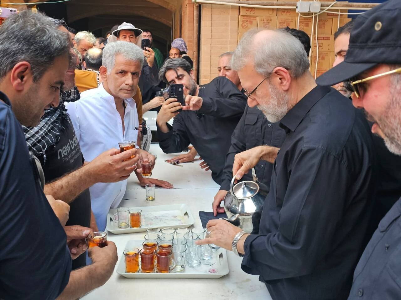 تصویری متفاوت از شهید لاریجانی در نجف/ چای دادن به زائران در یک موکب