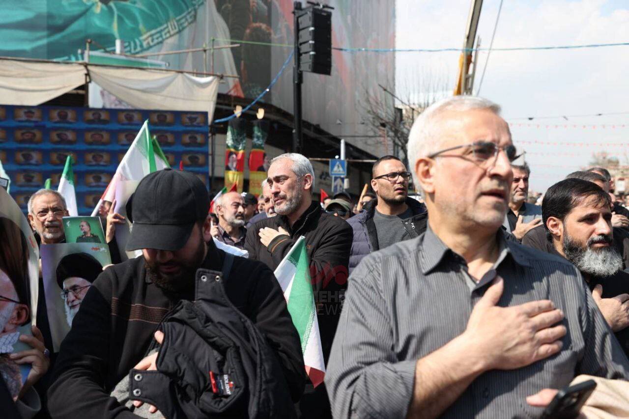 اشک‌های وزیر اقتصاد در مراسم تشیع شهید لاریجانی