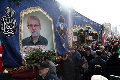 طواف پیکر شهید لاریجانی در حرم حضرت معصومه (س) + فیلم