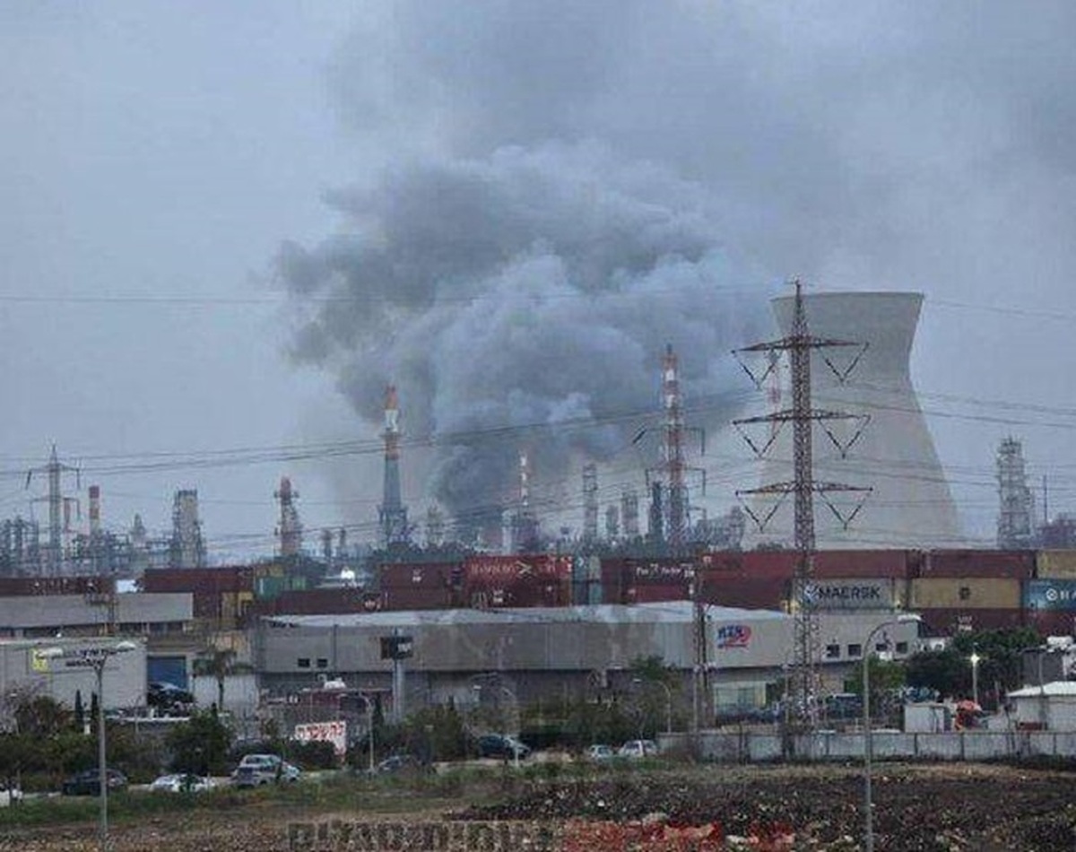 یک رسانه ترک: حمله ایران به پالایشگاه حیفا در اسرائیل / برق در چندین منطقه از حیفا قطع شد