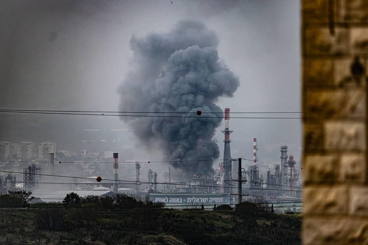 تصاویر دوربین‌های مداربسته از لحظه اصابت موشک‌های ایرانی به پالایشگاه حیفا + فیلم