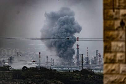 تصاویر دوربین‌های مداربسته از لحظه اصابت موشک‌های ایرانی به پالایشگاه حیفا + فیلم