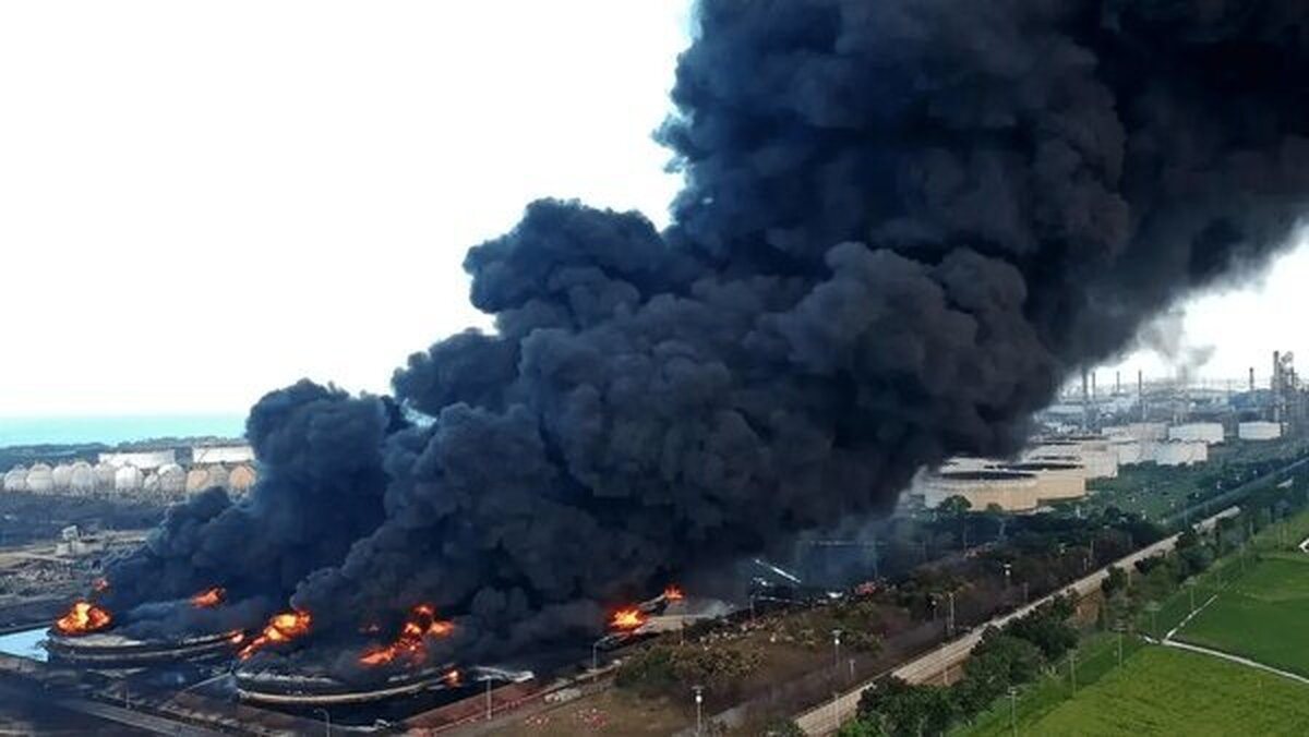 آتش در پالایشگاه استراتژیک کویت / تولید متوقف شد