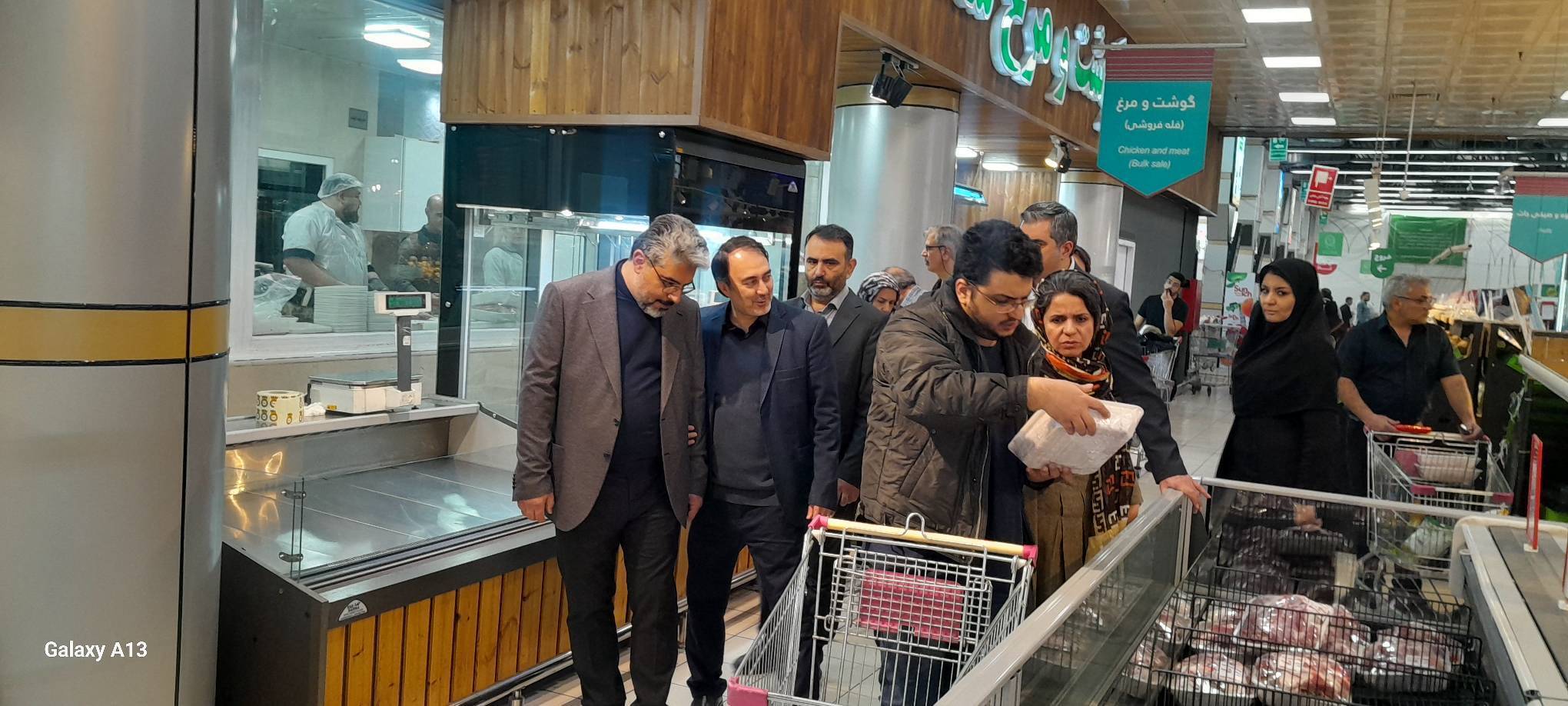 تقدیر مهدی پیرهادی از «مجاهدت در خدمات‌رسانی» کارکنان شهروند/ رضایت شهروندان از تنوع کالایی و طرح‌های حمایتی در بازدید عضو شورای شهر