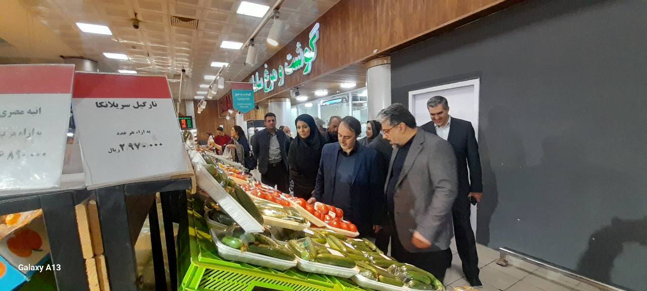 تقدیر مهدی پیرهادی از «مجاهدت در خدمات‌رسانی» کارکنان شهروند/ رضایت شهروندان از تنوع کالایی و طرح‌های حمایتی در بازدید عضو شورای شهر