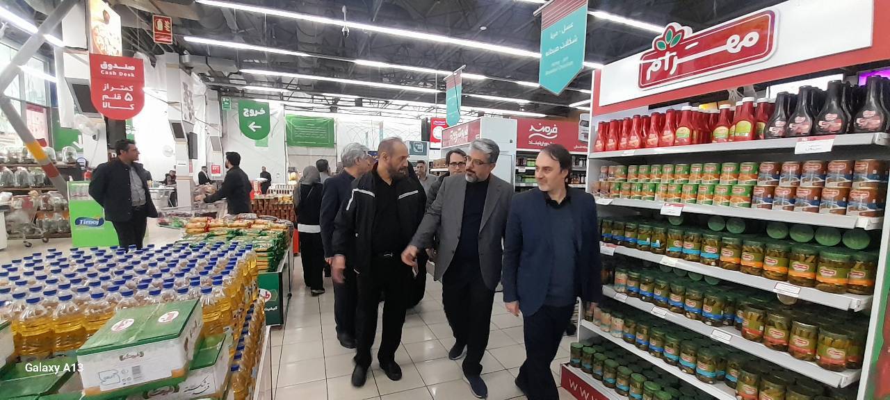 تقدیر مهدی پیرهادی از «مجاهدت در خدمات‌رسانی» کارکنان شهروند/ رضایت شهروندان از تنوع کالایی و طرح‌های حمایتی در بازدید عضو شورای شهر