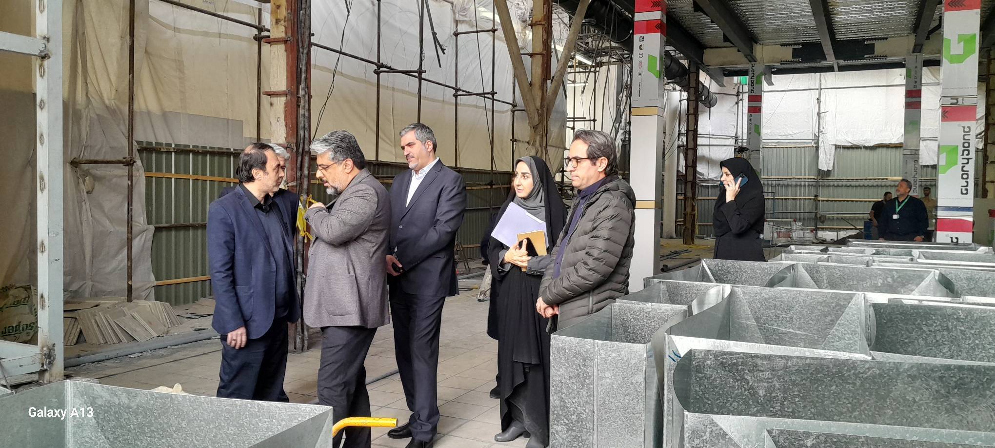 تقدیر مهدی پیرهادی از «مجاهدت در خدمات‌رسانی» کارکنان شهروند/ رضایت شهروندان از تنوع کالایی و طرح‌های حمایتی در بازدید عضو شورای شهر