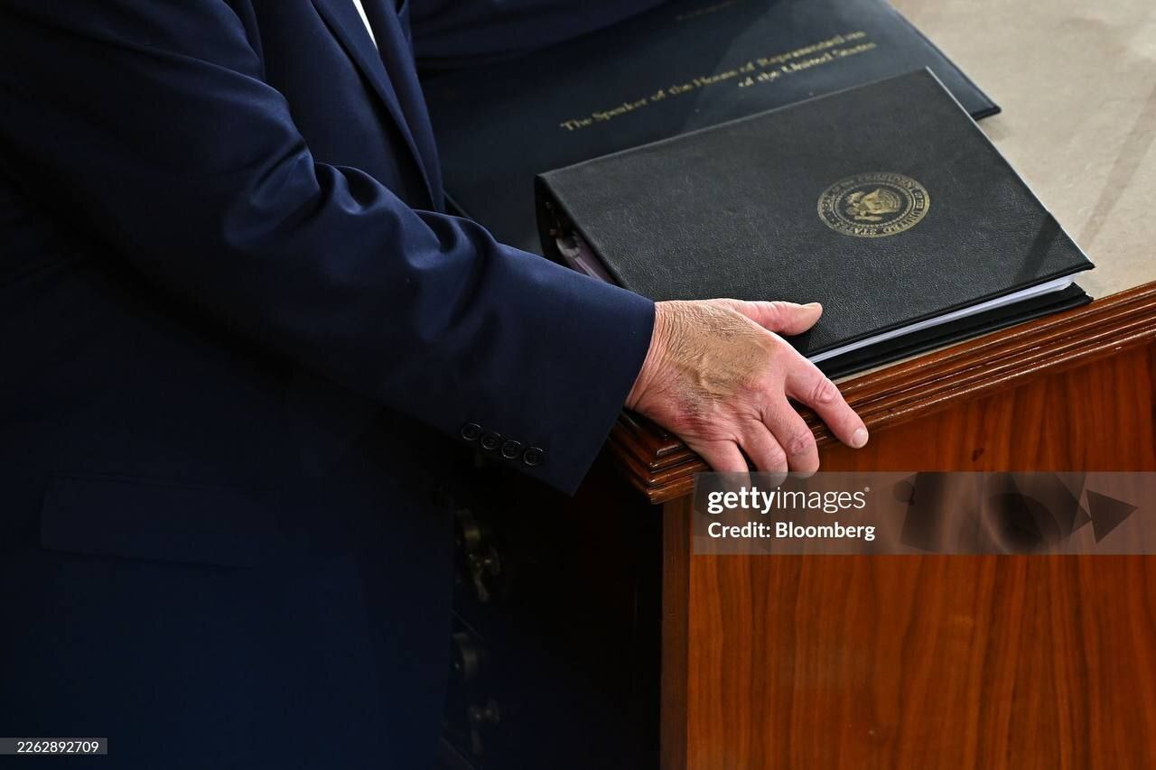 جزئیاتی که پنهان نماند / وضعیت دست ترامپ در سخنرانی کنگره آمریکا