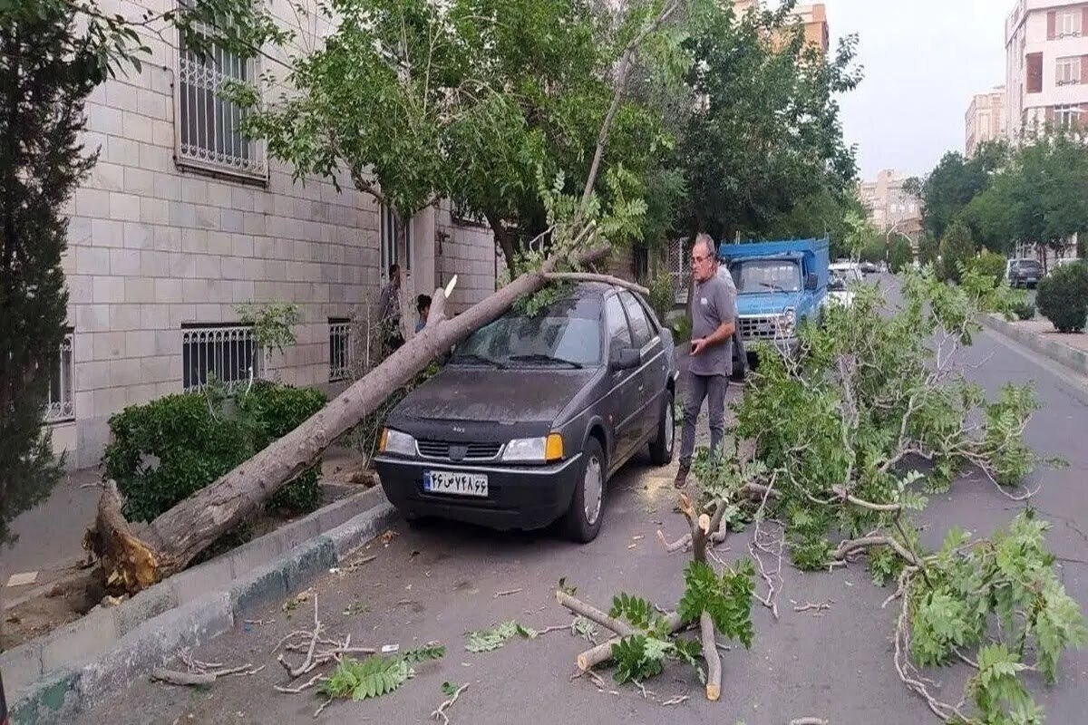 طوفان چه بلایی بر سر هوای تهران آورد طوفان چه بلایی بر سر هوای تهران آورد