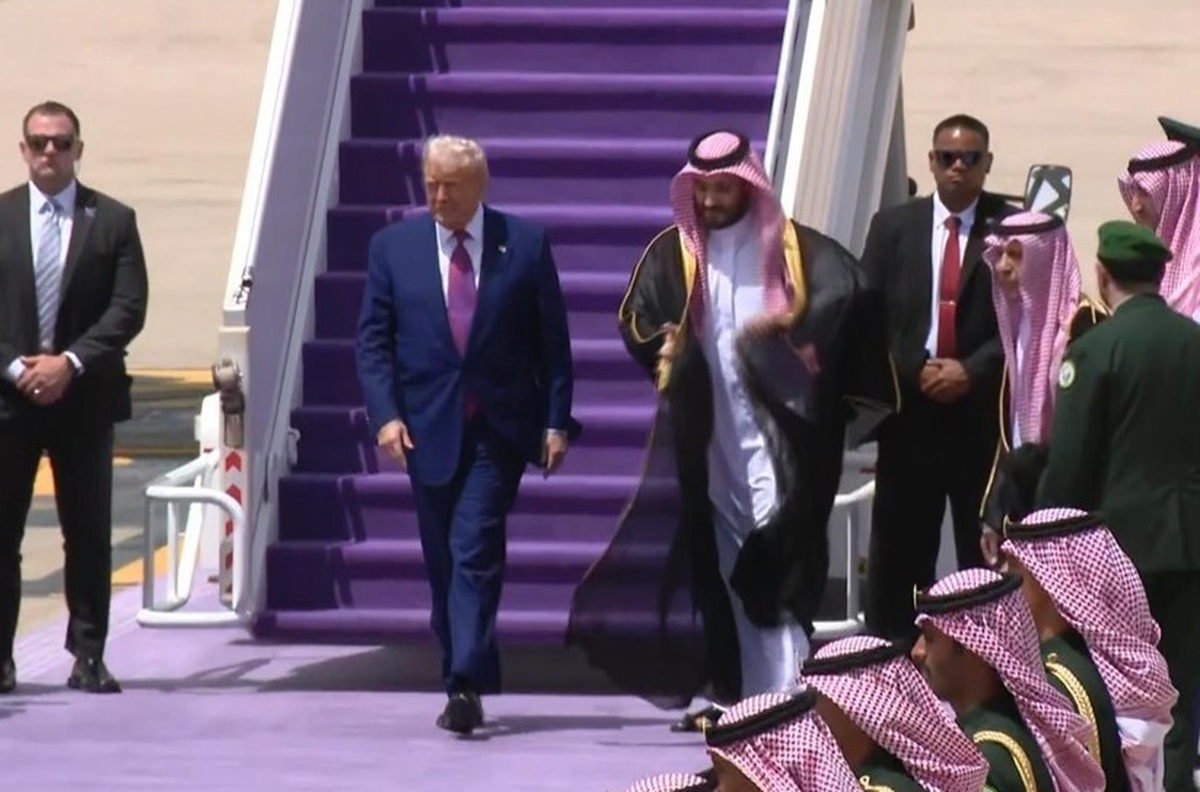  ترامپ وارد عربستان شد؛ لحظه استقبال بن سلمان از ترامپ+ فیلم 