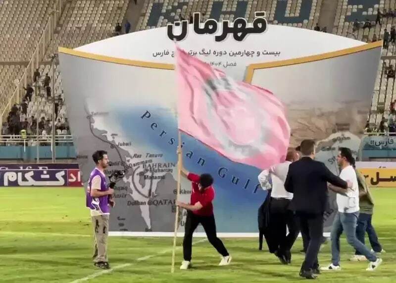 کوبیدن پرچم تراکتور در جشن قهرمانی حاشیه‌ساز شد+ عکس