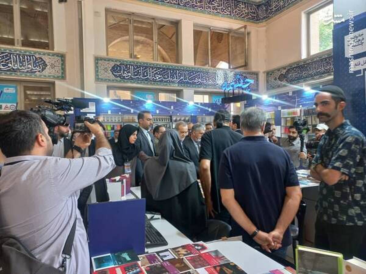 بازدید رئیس جمهور از نمایشگاه بین المللی کتاب بازدید رئیس جمهور از نمایشگاه بین المللی کتاب