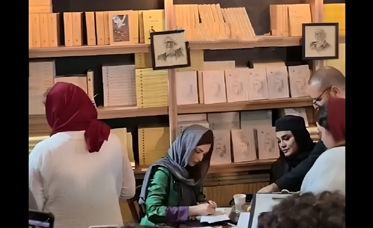 اقدام بهنوش طباطبایی و نرگس آبیار در نمایشگاه کتاب جنجالی شد اقدام بهنوش طباطبایی و نرگس آبیار در نمایشگاه کتاب جنجالی شد