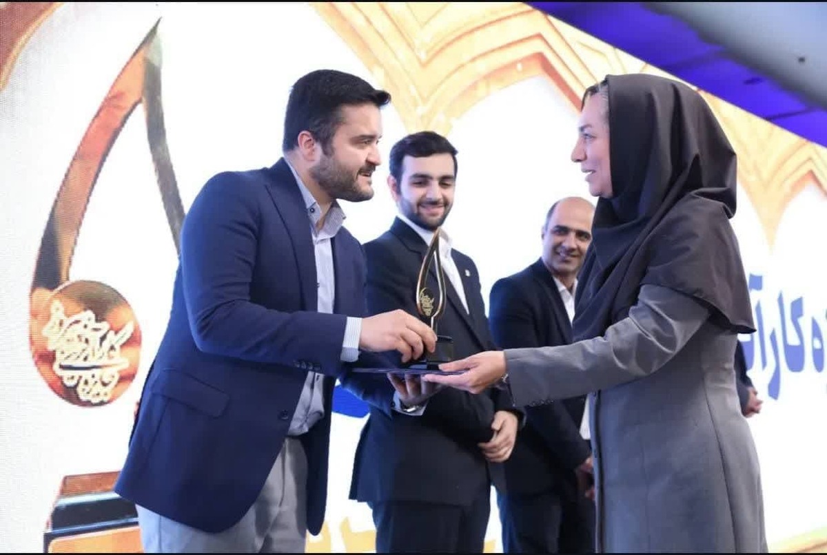 جایزه پیروز اهدا شد جایزه پیروز اهدا شد