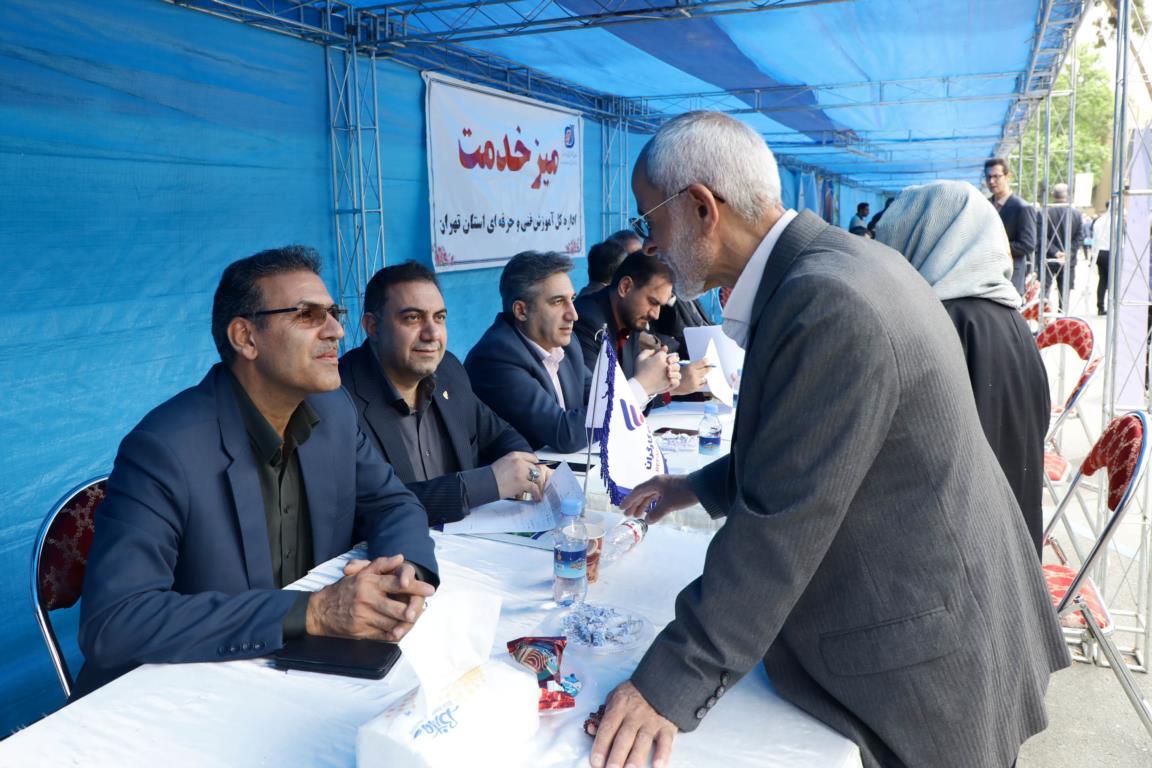 حضور مدیرعامل بانک رفاه کارگران در میز خدمت وزارت تعاون، کار و رفاه اجتماعی