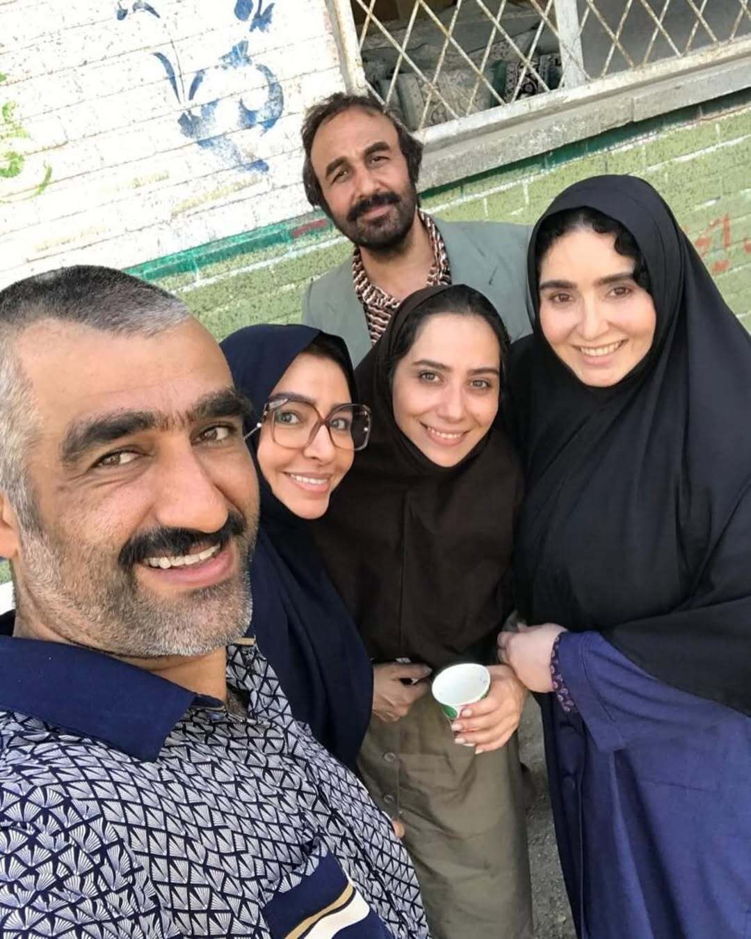تیپ دهه شصتی مه‌لقا باقری و ژاله صامتی در کنار عطاران + عکس