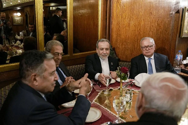دیدار عراقچی با سه وزیر خارجه پیشین مصر بازهم در رستوران!+ عکس