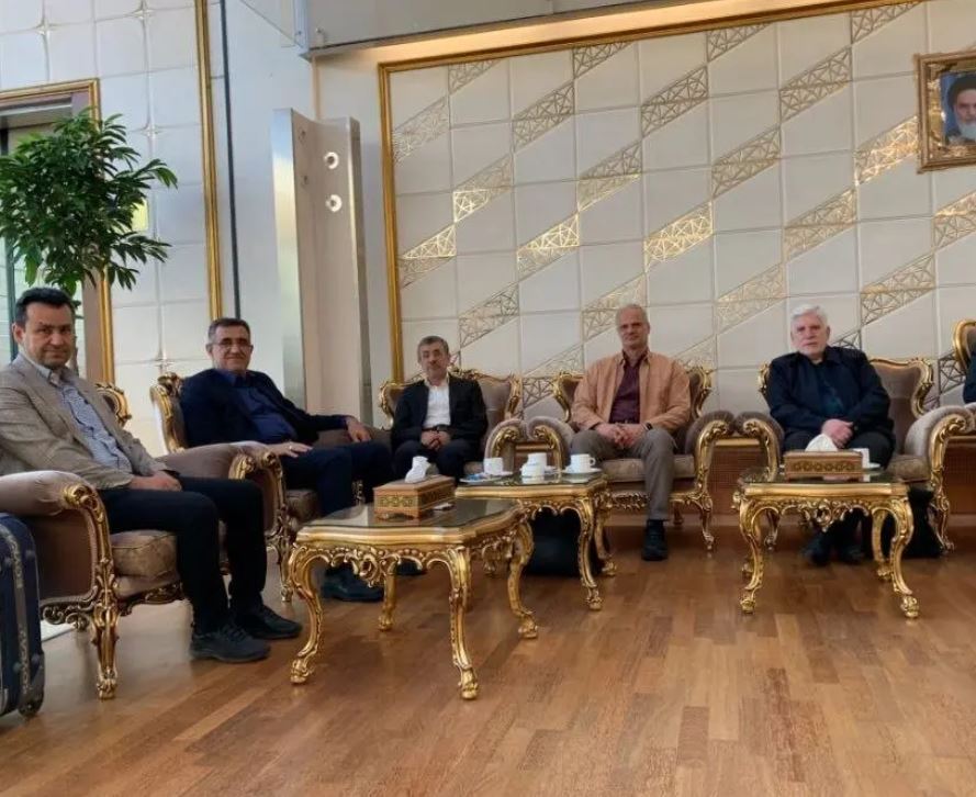 چه کسانی با احمدی‌نژاد از کشور خارج شدند؟ + تصویر