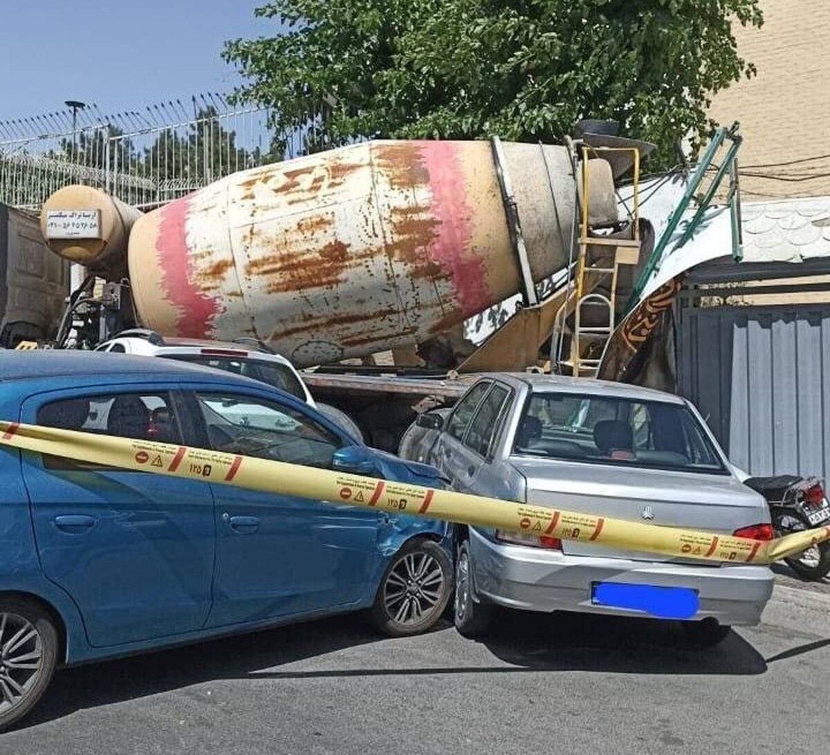  حادثه عجیب رانندگی در سعادت‌آباد؛ برخورد ۳ خودرو با کامیون میکسر بتن 