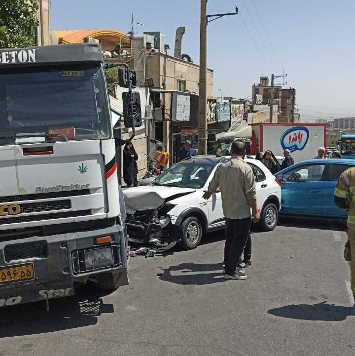 حادثه عجیب رانندگی در سعادت‌آباد؛ برخورد  ۳ خودرو با کامیون میکسر بتن