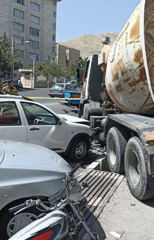 حادثه عجیب رانندگی در سعادت‌آباد؛ برخورد  ۳ خودرو با کامیون میکسر بتن