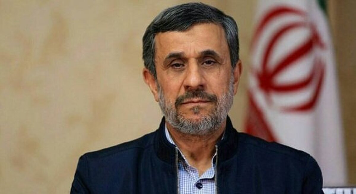  هدیه احمدی نژاد به رئیس دانشگاه مجارستان 