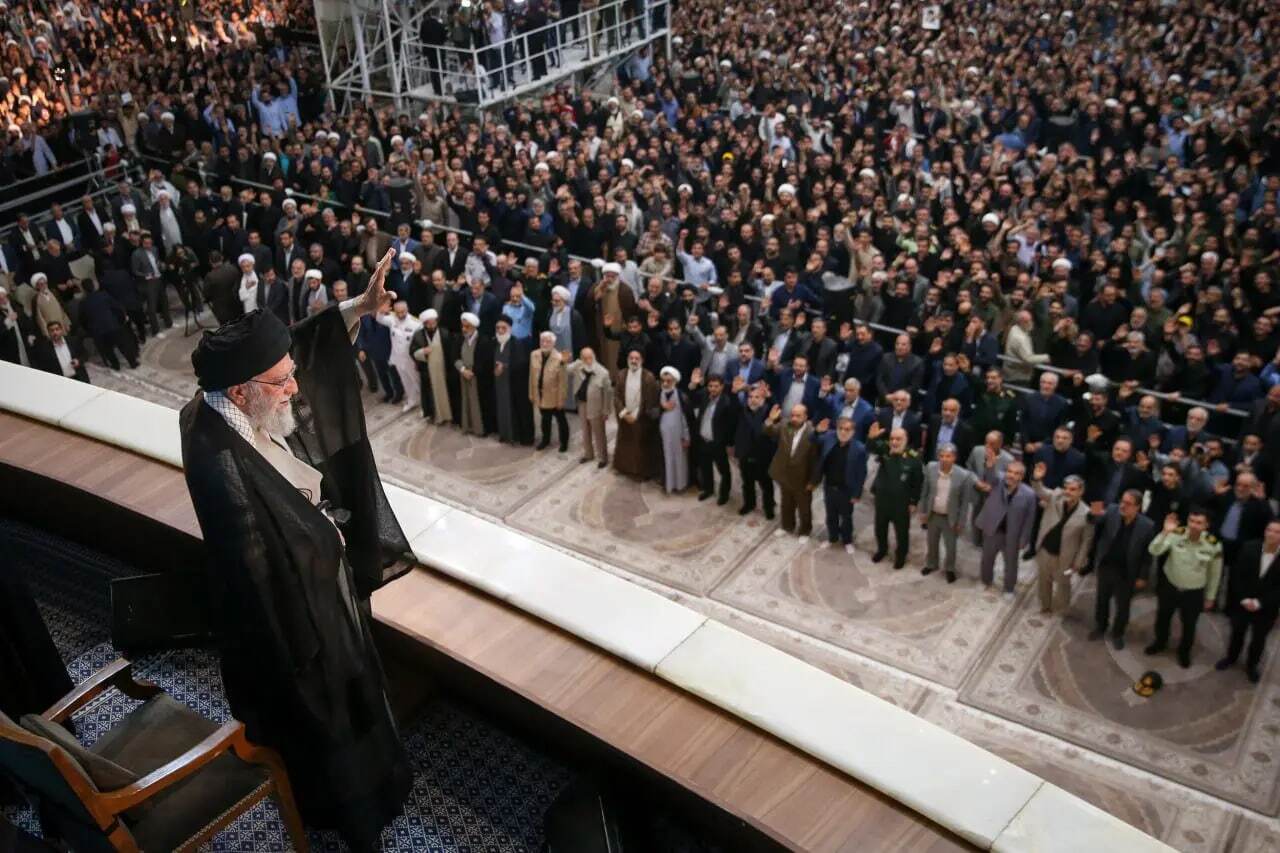 عکس پر بازدید از رهبرانقلاب در حرم امام حمینی