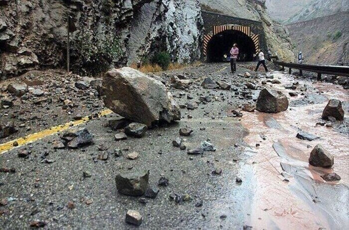 ریزش سنگ در محور هراز/ از سفر‌های غیرضروری پرهیز کنید