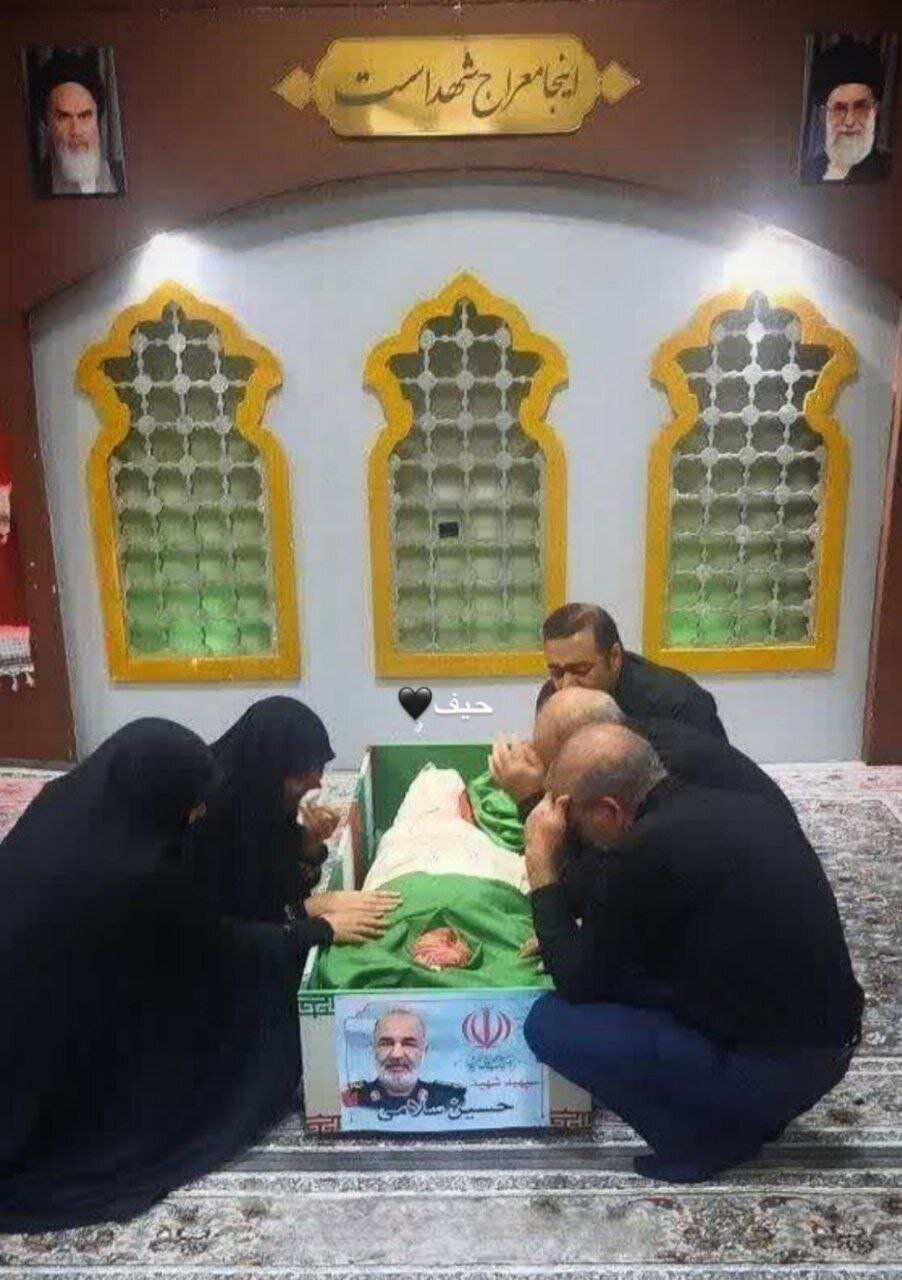 تصویری از خانواده سردار سلامی در کنار پیکر فرمانده + عکس