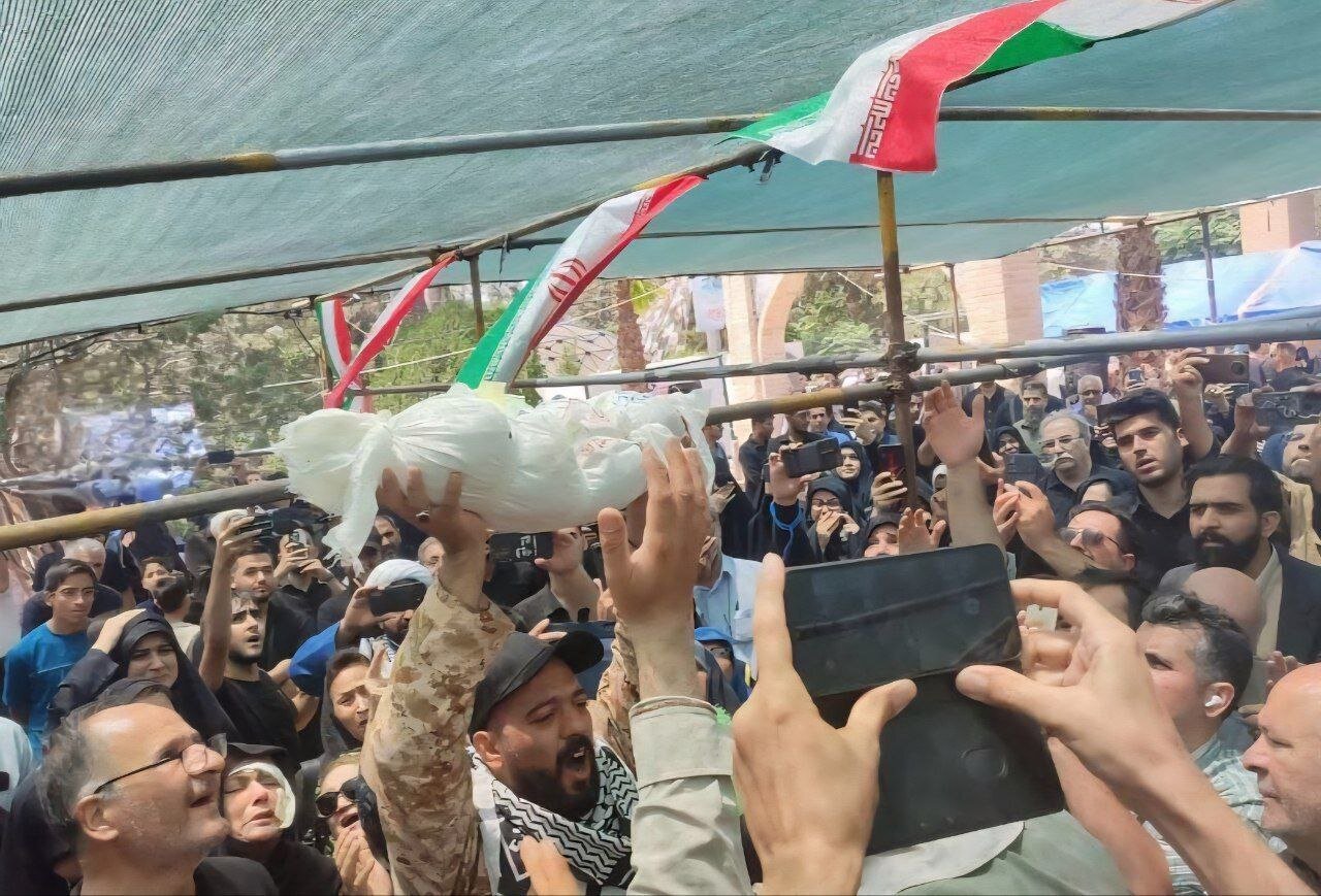  تشییع باشکوه پیکر رایان قاسمیان کوچک ترین شهید ایران + عکس