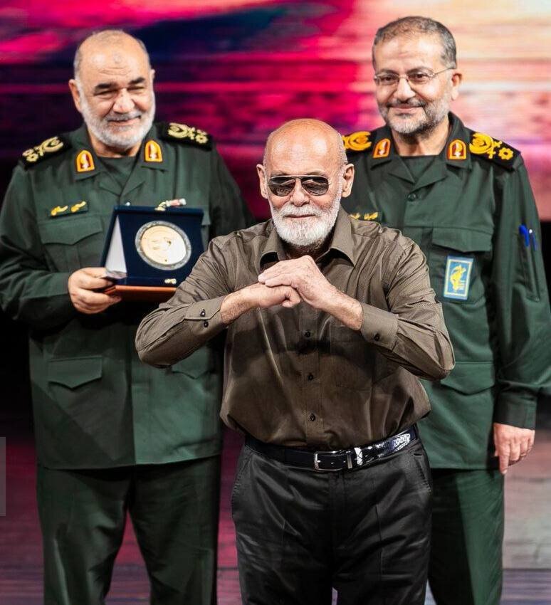 ژست جالب جمشید هاشم پور در کنار فرمانده سپاه