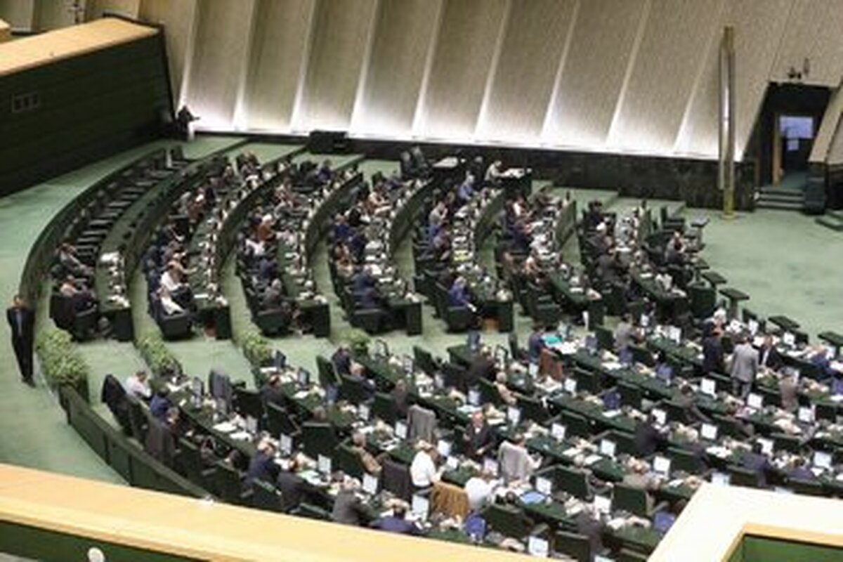 تراکت باران مجلس/ عکسی از میز یکی از نمایندگان در زمان رایگیری برای هیأت رییسه مجلس