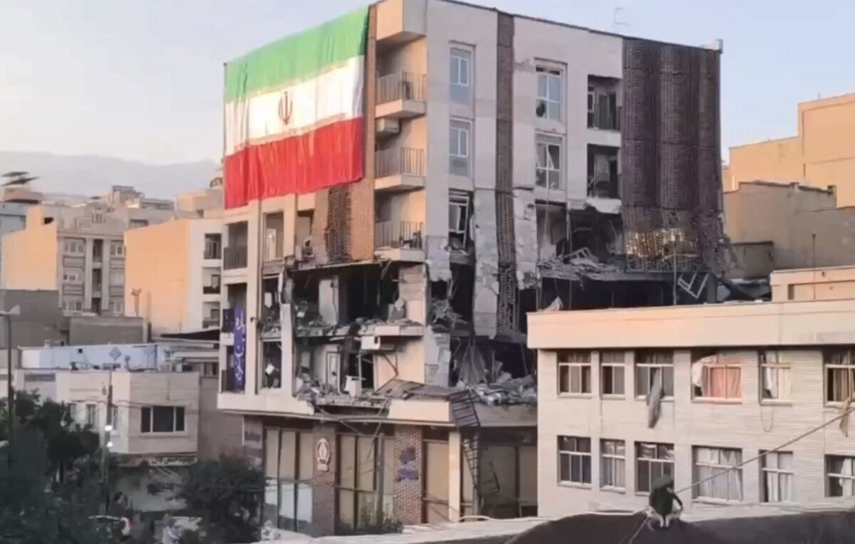 عزم ملی برای ترمیم خانههای آسیبدیده از جنگ؛ از اجاره موقت خانه تا پرداخت وام بازسازی عزم ملی برای ترمیم خانههای آسیبدیده از جنگ؛ از اجاره موقت خانه تا پرداخت وام بازسازی