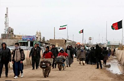 بازداشت مأمور پلیس افغان در میان مهاجران غیرمجاز ایران + فیلم