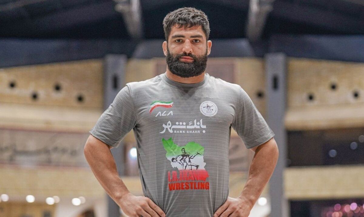 مدال برنز اتحادیه جهانی کشتی بر گردن علی سوادکوهی