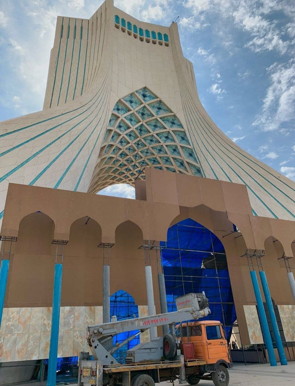 اقدام جنجالی زاکانی برای برج آزادی تهران + عکس
