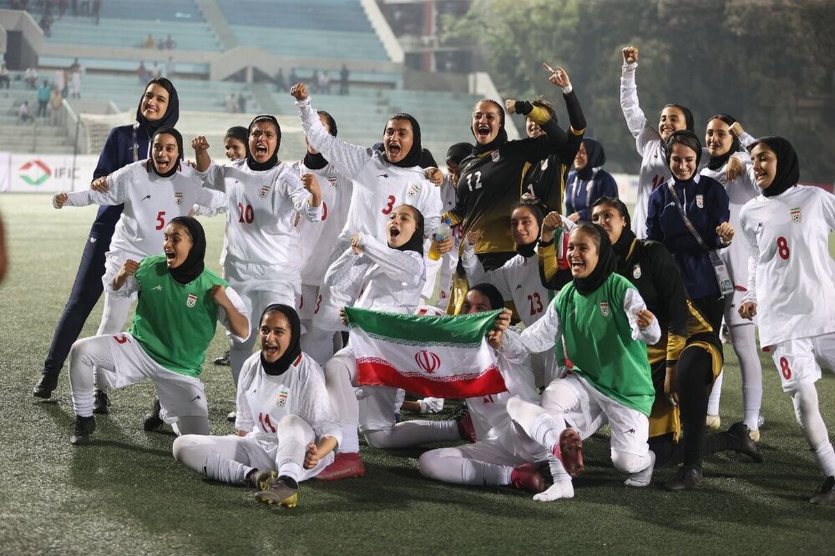 شادی دختران فوتبالیست با پرچم ایران پس از صعود به آسیا + فیلم