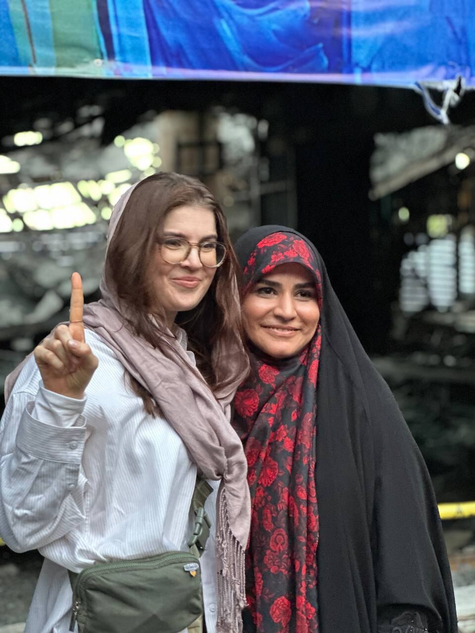 عکس یادگاری خبرنگار آمریکایی با سحر امامی در تهران + عکس