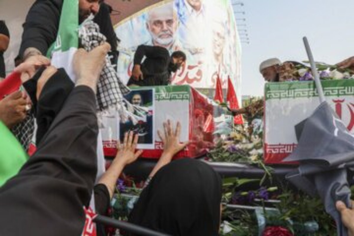 بدرقه باشکوه سرداران و شهدا/ حضور سردار قاآنی و پزشکیان در میان مردم