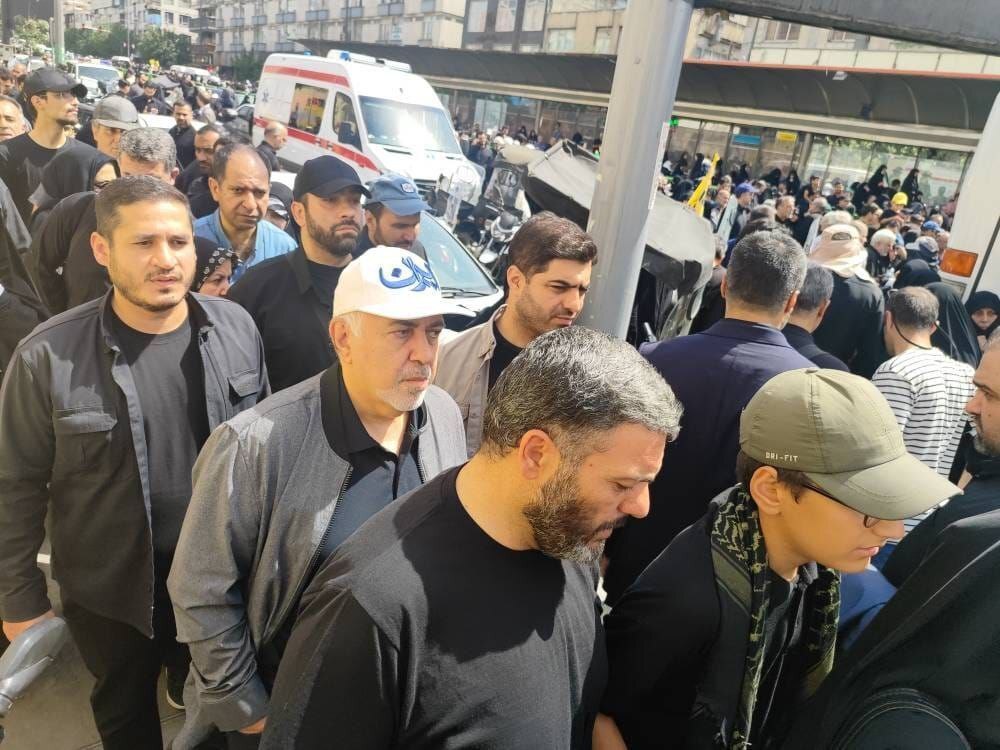 حضور محمدجواد ظریف با کلاه ایران در مراسم تشییع پیکر شهدا + عکس