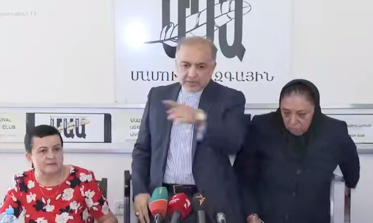 سفیر ایران یک خبرنگار را از نشست خبری خود بیرون کرد!