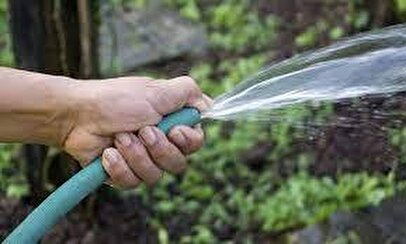 اسراف عمدی آب توسط مرد جوان افغان و توضیحات عجیب او+ فیلم